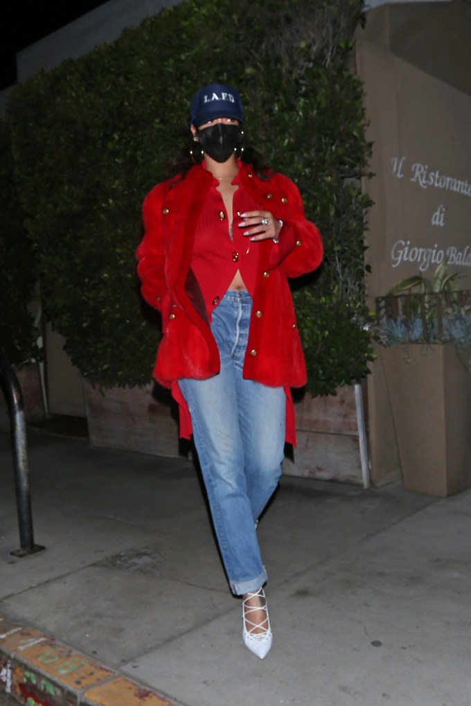 Rihanna stuns in cropped jeans.