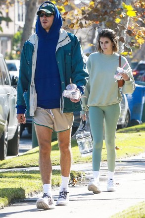 West Hollywood, CA  - *EXCLUSIVE*  - Kaia Gerber and Jacob Elordi arriving back to his place after a workout sesh at Dogpound.Pictured: Kaia Gerber, Jacob ElordiBACKGRID USA 2 DECEMBER 2020 USA: +1 310 798 9111 / usasales@backgrid.comUK: +44 208 344 2007 / uksales@backgrid.com*UK Clients - Pictures Containing ChildrenPlease Pixelate Face Prior To Publication*
