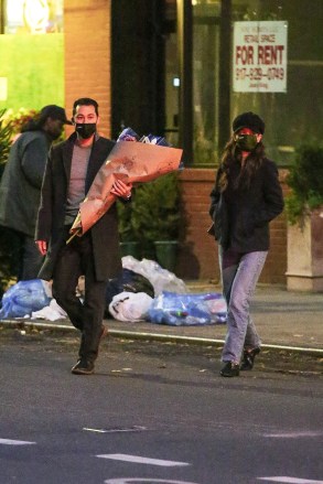 New York, NY - *EXCLUSIVE* - Katie Holmes and boyfriend Emilio Vitolo Jr. seen buying some flowers on their way home this early evening.Pictured: Katie Holmes, Emilio Vitolo Jr.BACKGRID USA 25 NOVEMBER 2020 BYLINE MUST READ: Ulices Ramales / BACKGRIDUSA: +1 310 798 9111 / usasales@backgrid.comUK: +44 208 344 2007 / uksales@backgrid.com*UK Clients - Pictures Containing ChildrenPlease Pixelate Face Prior To Publication*