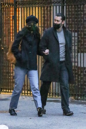 New York, NY  - *EXCLUSIVE*  - Katie Holmes and boyfriend Emilio Vitolo Jr. seen buying some flowers on their way home this early evening.Pictured: Katie Holmes, Emilio Vitolo Jr.BACKGRID USA 25 NOVEMBER 2020 BYLINE MUST READ: Ulices Ramales / BACKGRIDUSA: +1 310 798 9111 / usasales@backgrid.comUK: +44 208 344 2007 / uksales@backgrid.com*UK Clients - Pictures Containing ChildrenPlease Pixelate Face Prior To Publication*