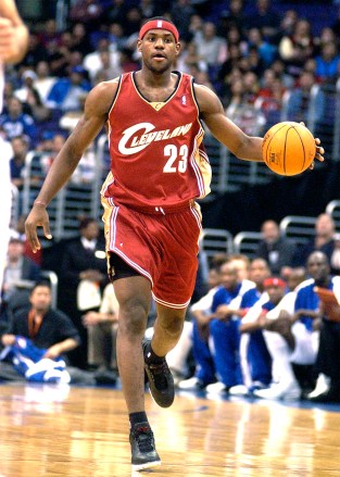 Cleveland Cavaliers'tan LeBron James, Los Angeles Clippers'a karşı.  Clippers, 3 Aralık 2003 Çarşamba günü Los Angeles'ta Staples Center'da Cavaliers'ı 90-80 mağlup etti.  (AP aracılığıyla Kirby Lee)