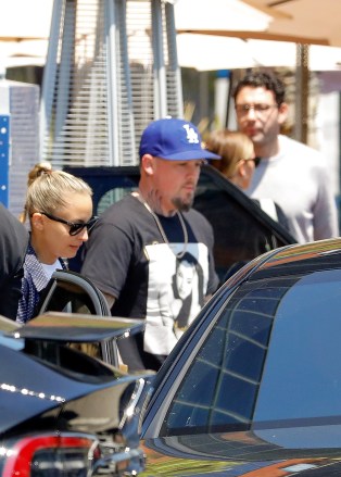Brentwood, CA  - *EXCLUSIVE*  - Double date. Sisters Nicole and Sofia Richie meet up at the Italian restaurant "Toscana" for lunch accompanied by their husbands Joel Madden and Elliot Grainge in Brentwood, California.Pictured: Nicole Richie, Joel Madden, Sofia Richie, Elliot GraingeBACKGRID USA 18 MAY 2023 USA: +1 310 798 9111 / usasales@backgrid.comUK: +44 208 344 2007 / uksales@backgrid.com*UK Clients - Pictures Containing ChildrenPlease Pixelate Face Prior To Publication*
