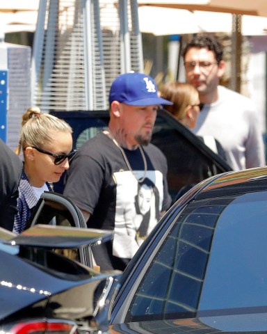 Brentwood, CA  - *EXCLUSIVE*  - Double date. Sisters Nicole and Sofia Richie meet up at the Italian restaurant "Toscana" for lunch accompanied by their husbands Joel Madden and Elliot Grainge in Brentwood, California.Pictured: Nicole Richie, Joel Madden, Sofia Richie, Elliot GraingeBACKGRID USA 18 MAY 2023 USA: +1 310 798 9111 / usasales@backgrid.comUK: +44 208 344 2007 / uksales@backgrid.com*UK Clients - Pictures Containing ChildrenPlease Pixelate Face Prior To Publication*
