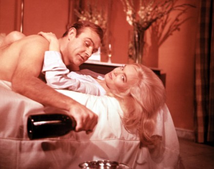 GOLDFINGER, Sean Connery, Shirley Eaton, 1964