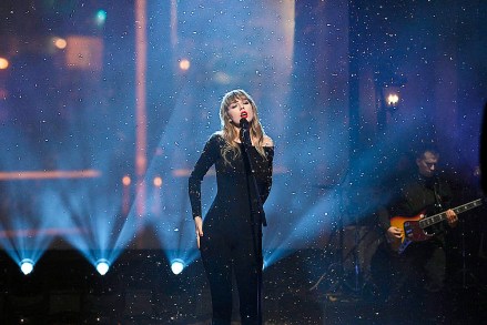 CUMARTESİ GECESİ CANLI -- "Jonathan Majors" 1811. Bölüm -- Resimde: Müzikal konuk Taylor Swift 13 Kasım 2021 Cumartesi günü performans sergiliyor -- (Fotoğraf: Will Heath/NBC)
