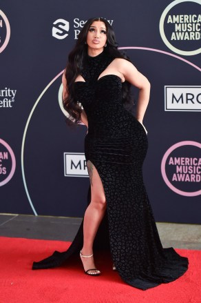 Cardi B berpose untuk foto setelah upacara karpet merah digelar di American Music Awards 2021, di Los Angeles 2021 American Music Awards Red Carpet Roll Out, Los Angeles, Amerika Serikat - 19 Nov 2021