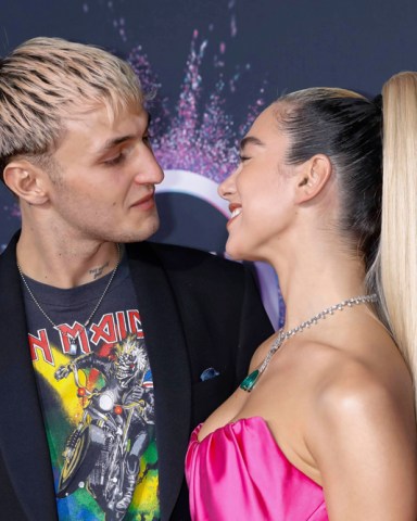 Anwar Hadid and Dua Lipa attend the 2019 American Music Awards, AMAs, at Microsoft Theatre in Los Angeles, USA, on 25 November 2019. | usage worldwide Photo by: Hubert Boesl/picture-alliance/dpa/AP Images