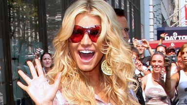 Jessica Simpson Looks Fit In Leggings & Crop Top After Weight Loss