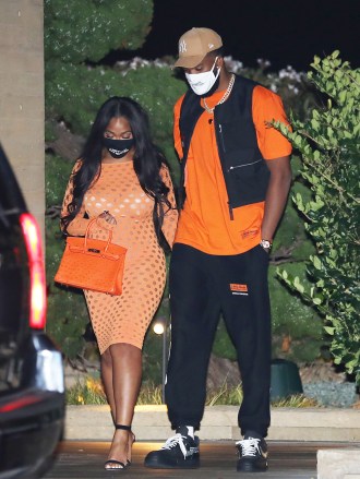 EXCLUSIVE: Jordyn Woods shows off her curves in an orange dress as she and Karl-Anthony Towns grab dinner at Nobu Malibu in Malibu.  07 Oct 2020 Pictured: Jordyn Woods And Karl-Anthony Towns.  Photo credit: Photographer Group / MEGA TheMegaAgency.com +1 888 505 6342 (Mega Agency TagID: MEGA706067_001.jpg) [Photo via Mega Agency]