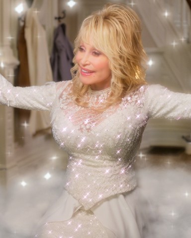 DOLLY PARTON’S CHRISTMAS ON THE SQUARE (L to R) DOLLY PARTON as ANGEL in DOLLY PARTON’S CHRISTMAS ON THE SQUARE Cr. COURTESY OF NETFLIX © 2020