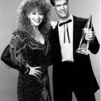 THE 24th ANNUAL COUNTRY MUSIC ASSOCIATION AWARDS, from left, hosts Reba McEntire, Randy Travis,
