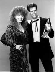 THE 24th ANNUAL COUNTRY MUSIC ASSOCIATION AWARDS, from left, hosts Reba McEntire, Randy Travis, aired October 8, 1990, ©CBS/courtesy Everett Collection