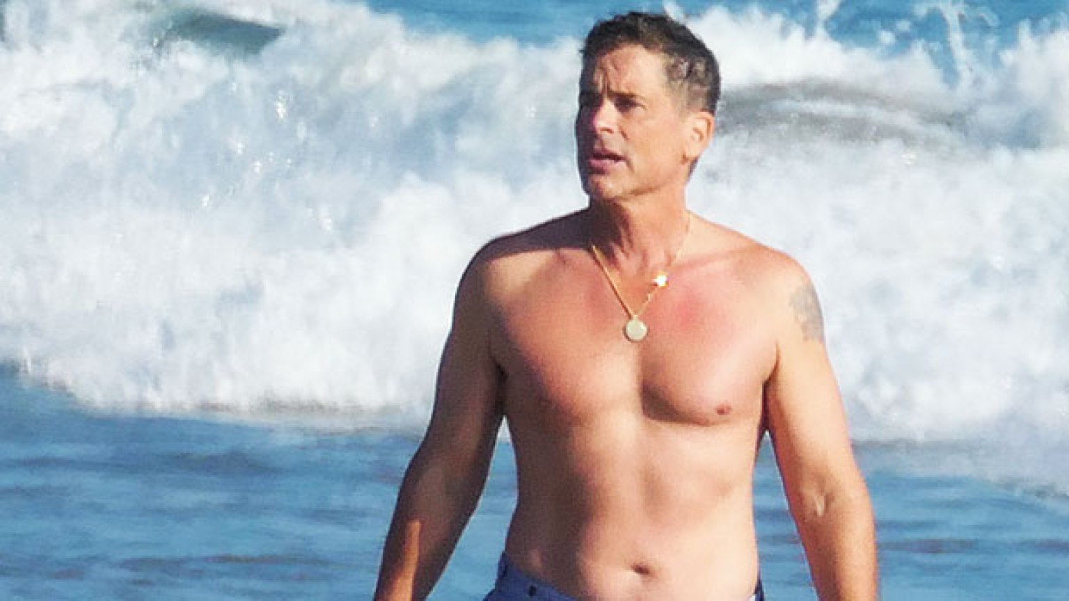 Rob Lowe Goes Shirtless On The Santa Barbara Beach See Pic Hollywood Life 