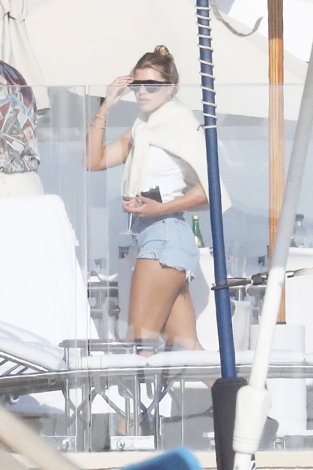 Sofia Richie Enjoys Beachfront Dinner While Wearing Daisy Dukes ...