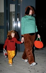 Photo © 2008 Luis Jr & Rodrigo Guerra/The Grosby Group 

NO MIDDLE EAST/RUSSIA/INDIA

New York, Oct 31 2008

A pregnant JENNIFER GARNER leaves a downtown New York aptartment with daughter violet all dressed up on Halloween Night.

PGagu-rg6 (Mega Agency TagID: MEGAR54300_3.jpg) [Photo via Mega Agency]