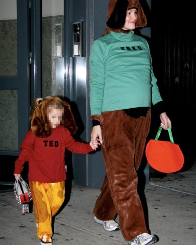 Photo © 2008 Luis Jr & Rodrigo Guerra/The Grosby Group 

NO MIDDLE EAST/RUSSIA/INDIA

New York, Oct 31 2008

A pregnant JENNIFER GARNER leaves a downtown New York aptartment with daughter violet all dressed up on Halloween Night.

PGagu-rg6 (Mega Agency TagID: MEGAR54300_3.jpg) [Photo via Mega Agency]