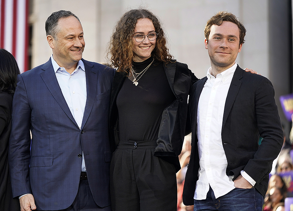 Douglas Emhoff, izquierda, esposo de la senadora estadounidense Kamala Harris, demócrata por California, y sus hijos Ella y Cole, suben al escenario después de que Harris lanzó su campaña presidencial en un mitin en su ciudad natal de Oakland, California, el domingo 27 de enero. 2019. (Foto AP/Tony Avelar)