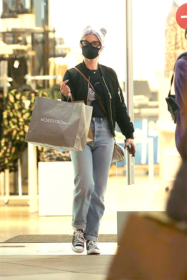 Kelly Osbourne Rocks High-Waisted Jeans For Shopping Trip ...