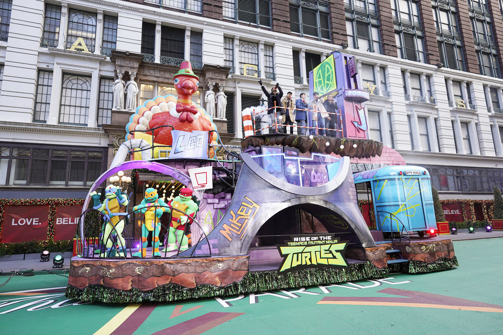 MACY'S THANKSGIVING DAY PARADE -- 2020 -- Pictured: CNCO performs on the Rise of the Teenage Mutant Ninja Turtles Float -- (Photo by: Peter Kramer/NBC)