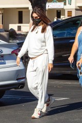 Los Angeles, CA  - *EXCLUSIVE*  - Pregnant Emily Ratajkowski gets some girl time with a couple girlfriends this morning as the trio made a trip to the grocery store to stock up on essentials in preparation of LA going on another lockdown.  Emily cradled her baby bump under her loose fitting crewneck while chatting with her girlfriends out in the parking lot.

Pictured: Emily Ratajkowski

BACKGRID USA 29 NOVEMBER 2020 

USA: +1 310 798 9111 / usasales@backgrid.com

UK: +44 208 344 2007 / uksales@backgrid.com

*UK Clients - Pictures Containing Children
Please Pixelate Face Prior To Publication*