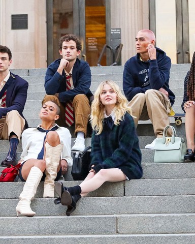 Evan Mock, Emily Alyn Lind, Thomas Doherty, Eli Brown, Jordan Alexander, Zion Moreno, Savannah Lee Smith are seen at the film set of the 'Gossip Girl' TV Series in New York City. NON-EXCLUSIVE November 10, 2020. 10 Nov 2020 Pictured: Tavi Gevinson,Evan Mock,Emily Alyn Lind,Thomas Doherty,Eli Brown,Jordan Alexander,Zion Moreno,Savannah Lee Smith. Photo credit: Jose Perez/Bauergriffin.com / MEGA TheMegaAgency.com +1 888 505 6342 (Mega Agency TagID: MEGA714376_010.jpg) [Photo via Mega Agency]