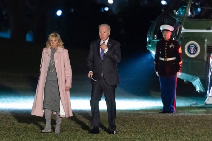 The couple walk on the White House lawn