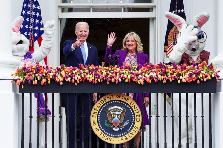 ABD Başkanı Joe Biden, First Lady Jill Biden ile birlikte, Washington, DC, ABD'deki Beyaz Saray'ın Güney Bahçesindeki Beyaz Saray Paskalya Yumurtası Rulosu sırasında jest yapıyor 18 Nisan 2022. 2022 Beyaz Saray Paskalya EGGucation Roll, Washington, ABD - 18 Nisan 2022