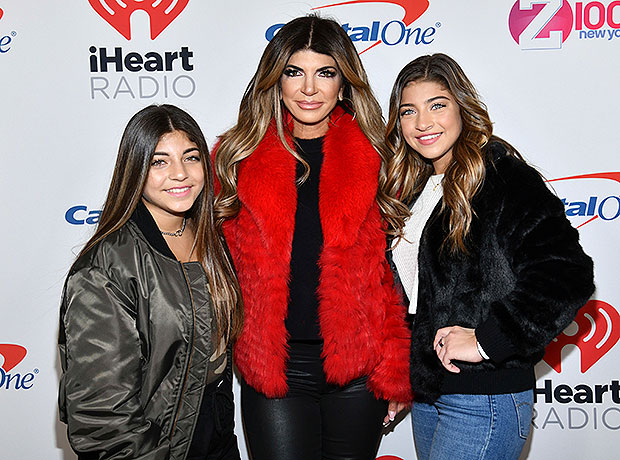 Do Teresa Giudice S Daughters Approve Of Her New Boyfriend Louie Ruelas Hollywood Life