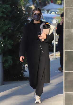 Sofia Richie seen out shopping for holiday wrap in all black ensemble.  08 Dec 2021 Pictured: Sofia Richie.  Photo credit: APEX / MEGA TheMegaAgency.com +1 888 505 6342 (Mega Agency TagID: MEGA812271_001.jpg) [Photo via Mega Agency]