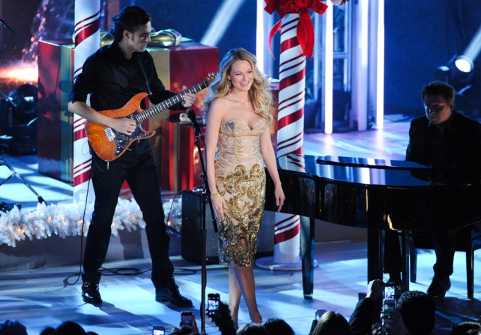 Jewel Performs At The 81st Annual Rockefeller Center Christmas Tree Lighting