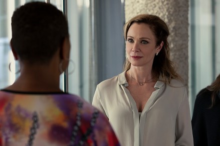 TINY PRETTY THINGS (L-R) LAUREN HOLLY as MONIQUE DUBOIS in episode 6 of TINY PRETTY THINGS. Cr. ELLY DASSAS/NETFLIX © 2020