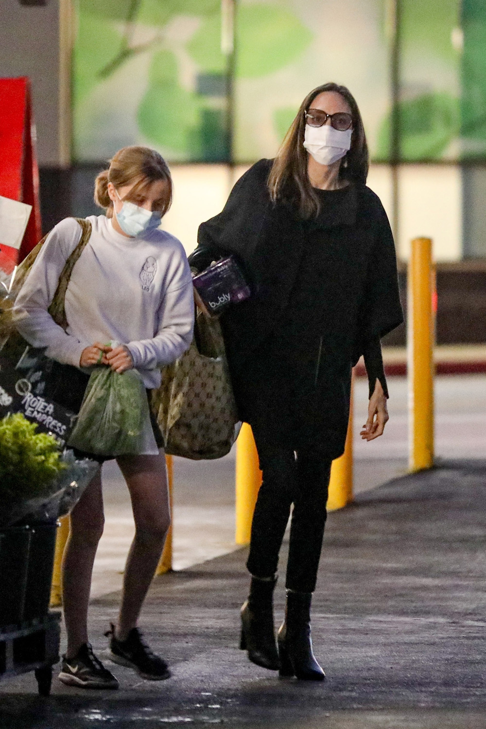 *EXCLUSIVE* Beverly Hills, CA  - Angelina Jolie and her daughter Shiloh go shopping for groceries at Bristol Farms. The actress is seen carrying a box of Bubly Sparkling Water while her daughter is seen carrying a plastic bag with fresh herbs.

Pictured: Angelina Jolie, Shiloh Jolie-Pitt

BACKGRID USA 11 JANUARY 2022 

USA: +1 310 798 9111 / usasales@backgrid.com

UK: +44 208 344 2007 / uksales@backgrid.com

*UK Clients - Pictures Containing Children
Please Pixelate Face Prior To Publication*