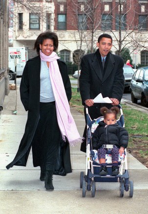 **ARCHIVO** El senador estatal de Illinois, Barack Obama, demócrata por Chicago, camina con su esposa, Michelle, y su hija, Malia, de 1 1/2 años, en Chicago el día de las primarias en Illinois en esta foto de archivo del 21 de marzo de 2000. .  Obama perdió ante el actual representante estadounidense Bobby Rush en las elecciones.  (Foto AP/Chicago Sun-Times, Scott Stewart, archivo) **FUERA CHICAGO, SALIDA MAGS**