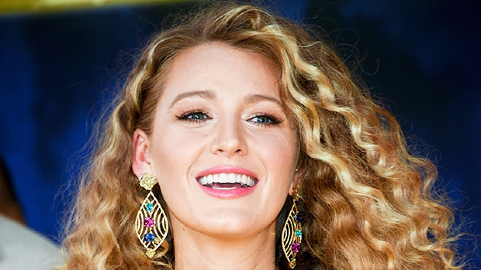 Blake Lively Posts Makeup Free Selfie With Messy Hair To Sum Up 2020 Hollywood Life