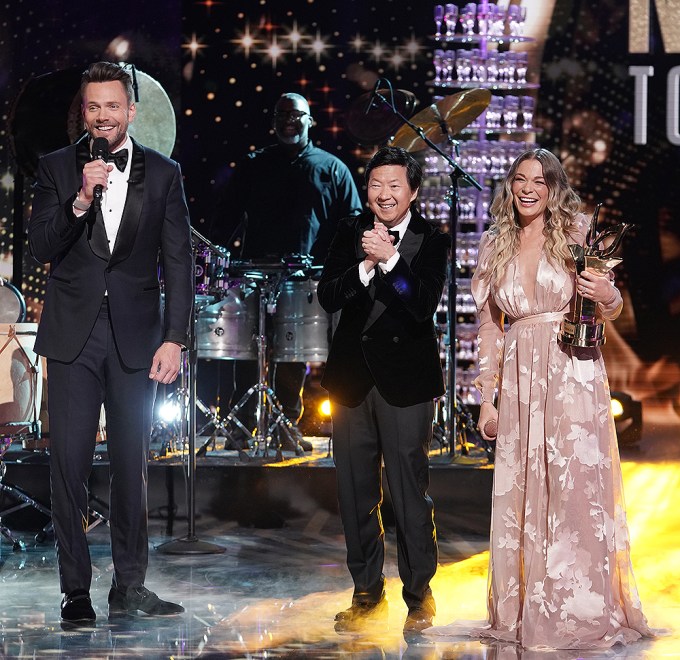 Joel McHale, Ken Jeong & LeAnn Rimes Have A Moment On The Stage