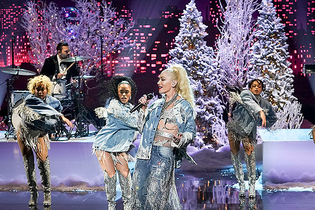 Gwen Stefani’s New Year’s Eve 2021 Performance Photo Hollywood Life