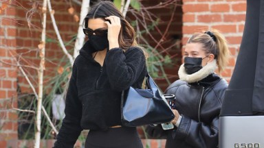 Kendall Jenner & Hailey Baldwin In Matching Leggings & Short Jackets: Pics  – Hollywood Life