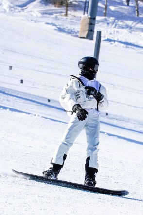 Kendall Jenner is spotted in white as she shreds the last pitch on Aspen Mountain after colliding with a skier Thursday afternoon.Pictured: Kendall JennerRef: SPL5204877 311220 NON-EXCLUSIVEPicture by: Rising Sun Photog / SplashNews.comSplash News and PicturesUSA: +1 310-525-5808London: +44 (0)20 8126 1009Berlin: +49 175 3764 166photodesk@splashnews.comWorld Rights