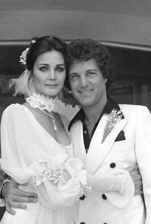 Aktris Lynda Carter, 28 Mayıs 1977'de Beverly Hills, California'daki düğün törenlerinin ardından Hollywood yapımcısı ve yöneticisi kocası Ron Samuels ile poz veriyor. (AP Fotoğrafı)