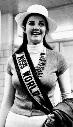 22 yaşındaki Lynda Carter, 19 Eylül 1973'te ABD Dünya Güzeli Yarışması için Binghamton, NY'ye geldi. 1972'de birinci oldu. (AP Fotoğrafı/Leo Fahey)
