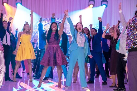 THE PROM (L to R)  NICO GREETHAM as NICK, LOGAN RILEY HASSEL as KAYLEE, ARIANA DEBOSE as ALYSSA GREENE, ANDREW RANNELLS as TRENT OLIVER, JO ELLEN PELLMAN as EMMA, SOFIA DELER as SHELBY, NATHANIEL POTVIN as KEVIN, TRACEY ULLMAN as VERA, JAMES CORDEN as BARRY GLICKMAN in THE PROM. Cr. MELINDA SUE GORDON/NETFLIX © 2020