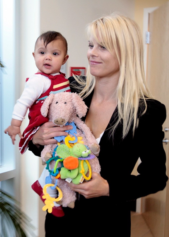 Elin Nordegren Holds Daughter Sam Woods In 2008