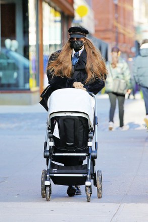 Model, Gigi Hadid is seen walking a stroller with her daughter for the first time in New York City.Pictured: Gigi HadidRef: SPL5203160 151220 NON-EXCLUSIVEPicture by: Christopher Peterson / SplashNews.comSplash News and PicturesUSA: +1 310-525-5808London : +44 (0) 20 8126 1009Berlin: +49 175 3764 166photodesk@splashnews.comWorld Rights