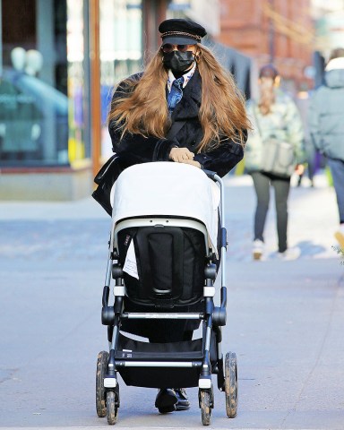 Model, Gigi Hadid is seen walking a stroller with her daughter for the first time in New York City.Pictured: Gigi HadidRef: SPL5203160 151220 NON-EXCLUSIVEPicture by: Christopher Peterson / SplashNews.comSplash News and PicturesUSA: +1 310-525-5808London: +44 (0)20 8126 1009Berlin: +49 175 3764 166photodesk@splashnews.comWorld Rights