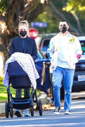 Los Angeles, CA - *EXCLUSIVE* - Sophie Turner flaunts her striking beauty while out with husband Joe Jonas for a stroll with daughter Willa.Pictured: Joe Jonas, Sophie TurnerBACKGRID USA 13 NOVEMBER 2020 BYLINE MUST READ: Wagner AZ / BACKGRIDUSA: +1 310 798 9111 / usasales@backgrid.comUK: +44 208 344 2007 / uksales@backgrid.com*UK Clients - Pictures Containing ChildrenPlease Pixelate Face Prior To Publication*