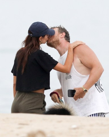 The Hamptons, NY  - *EXCLUSIVE* Emily Ratajkowski meets her husband Sebastian Bear-McClard and dog Colombo at the beach in The Hamptons. Te couple share a kiss before Emily goes for a bike ride with her friends.  Pictured: Sebastian Bear-McClard, Emily Ratajkowski  BACKGRID USA 13 AUGUST 2020   USA: +1 310 798 9111 / usasales@backgrid.com  UK: +44 208 344 2007 / uksales@backgrid.com  *UK Clients - Pictures Containing Children Please Pixelate Face Prior To Publication*