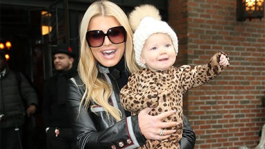 Jessica Simpson pics of mini-me daughter Birdie have fans doing a