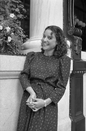 Anggota pemeran terbaru dari "Sabtu Malam Langsung," Julia Louis-Drefus terlihat saat sarapan di Plaza Hotel, 12 September 1982. (AP Photo/Nancy Kaye)