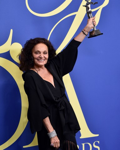 Diane von Furstenberg poses in the winner's walk with the positive change award at the CFDA Fashion Awards at the Brooklyn Museum on Monday, June 4, 2018, in New York. (Photo by Evan Agostini/Invision/AP)