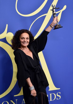 Diane von Furstenberg poses in the winner's walk with the positive change award at the CFDA Fashion Awards at the Brooklyn Museum on Monday, June 4, 2018, in New York. (Photo by Evan Agostini/Invision/AP)